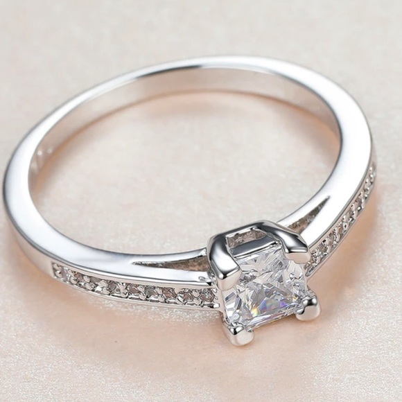 Princess cut sterling silver engagement ring - Picture 6 of 6